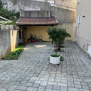 Girl Apartman